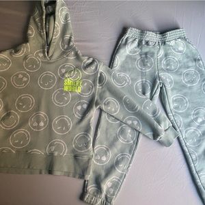 It is in good condition, it was only used 2 times.